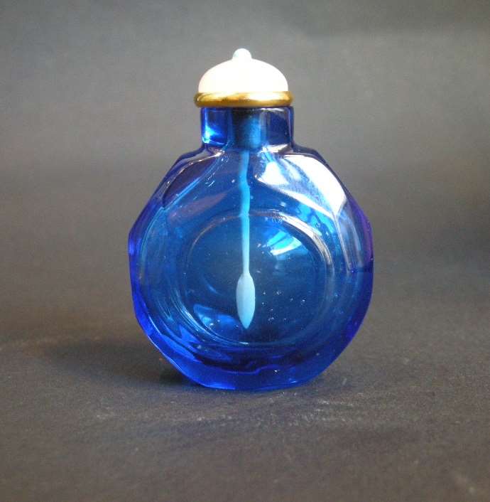 Glass saphir snuff bottle